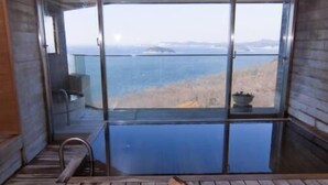 A wooden sauna with a view of the sea. - Nishiura Onsen Hotel Tokaien (Gamagori)