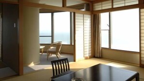 A room with tatami flooring, a low table, and sliding shoji doors. - Nishiura Onsen Hotel Tokaien (Gamagori)