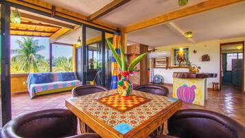 Departamento panorámico, Terraza, vista al océano (Camelia) | Área de sala de estar