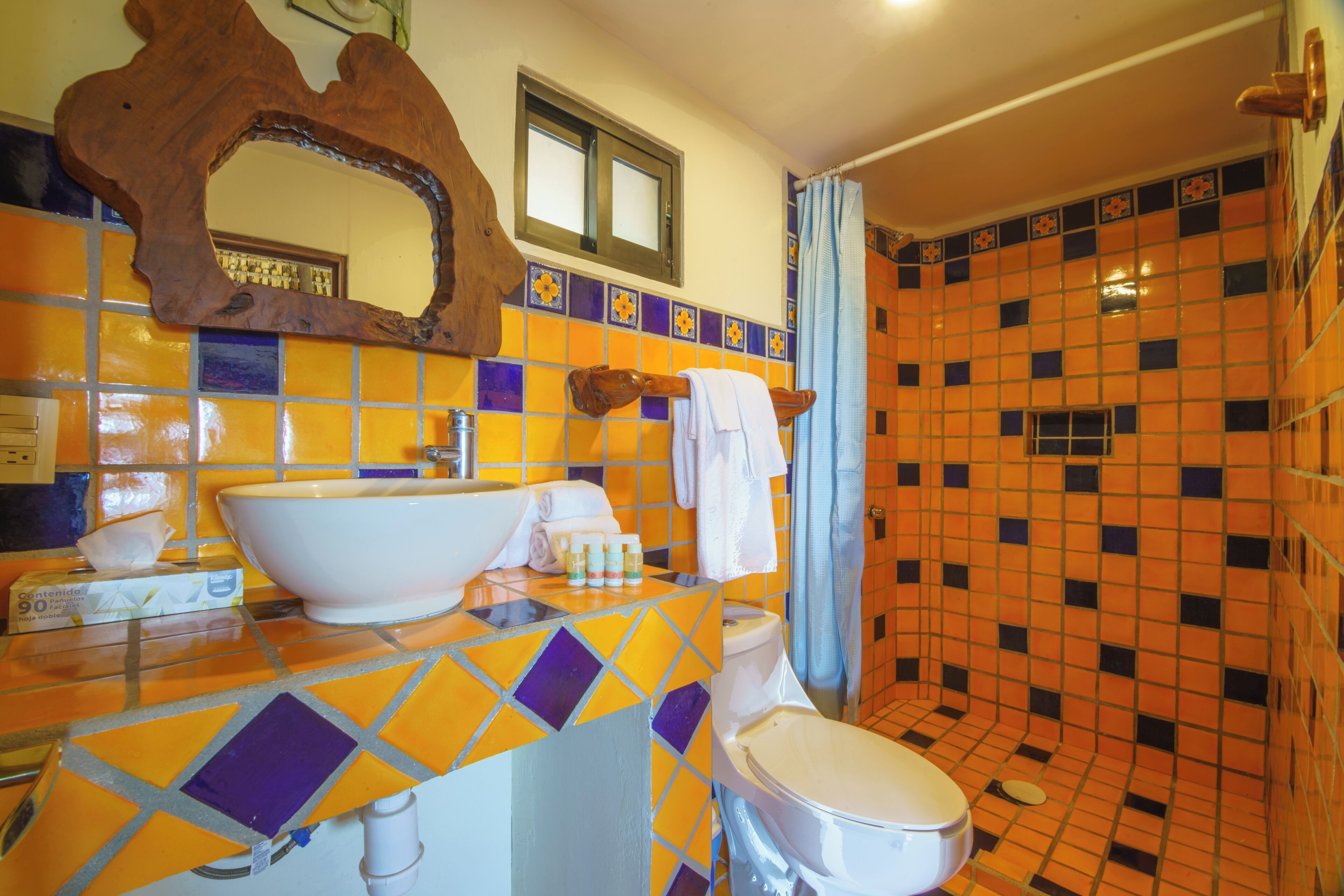 Ein Badezimmer mit Waschbecken, Toilette und Duschbereich.