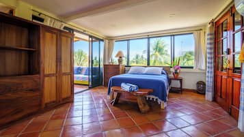 Apartamento panorâmico, terraço, vista para o oceano (Camelia) | Cofres nos quartos, individualmente decorados