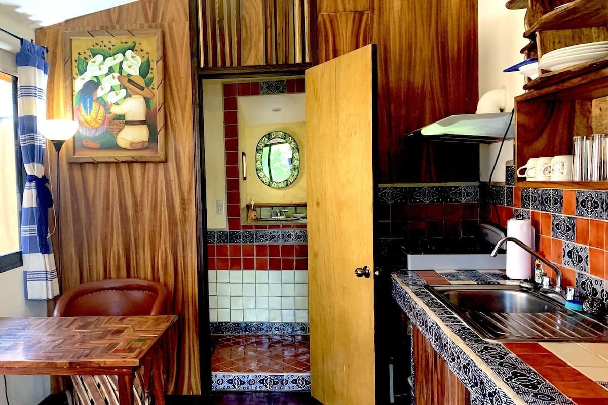 Studio Suite Lily | Private kitchen | Full-size fridge, coffee/tea maker, electric kettle