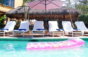 Piscine extérieure, parasols de plage, chaises longues