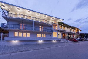 Voorkant accommodatie - avond/nacht