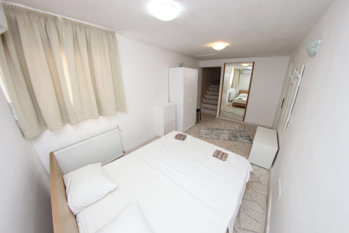 In-room safe, desk, soundproofing, iron/ironing board