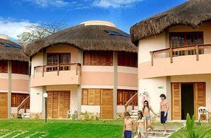 Minibar, brankas, meja kerja, dan tempat tidur bayi gratis