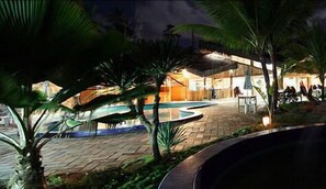 Outdoor pool, sun loungers - Back Door Village (Ilhéus)