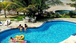 Piscina externa, espreguiçadeiras