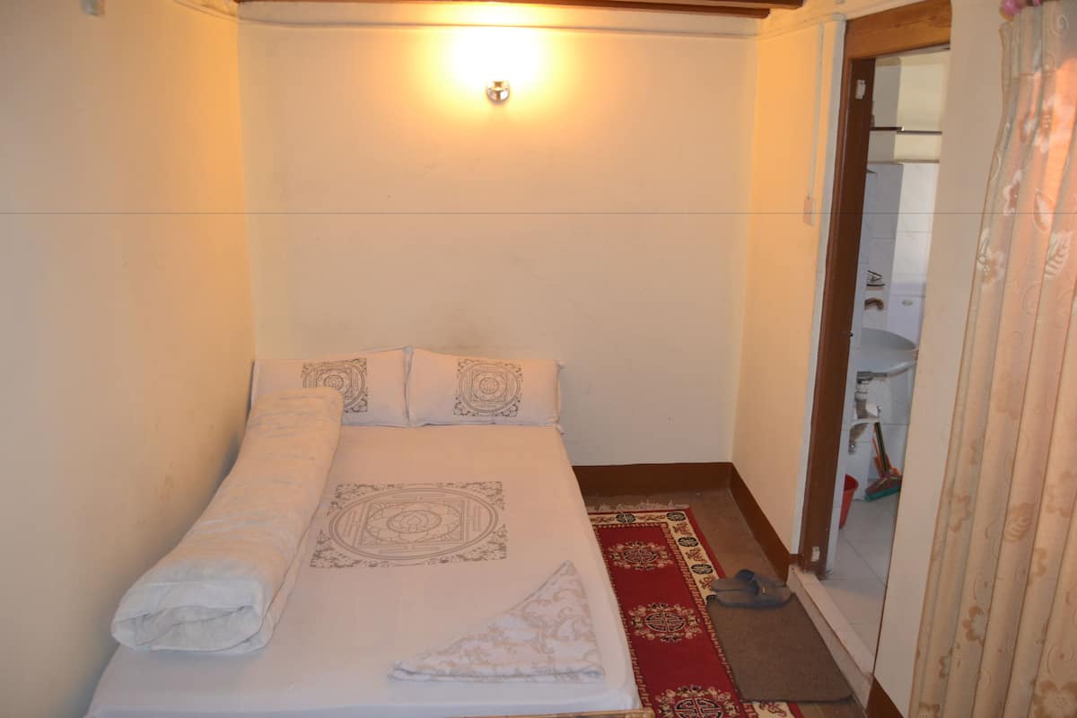 Habitación doble estándar, 1 cama matrimonial, vista a la ciudad | Caja de seguridad en la habitación y decoración personalizada