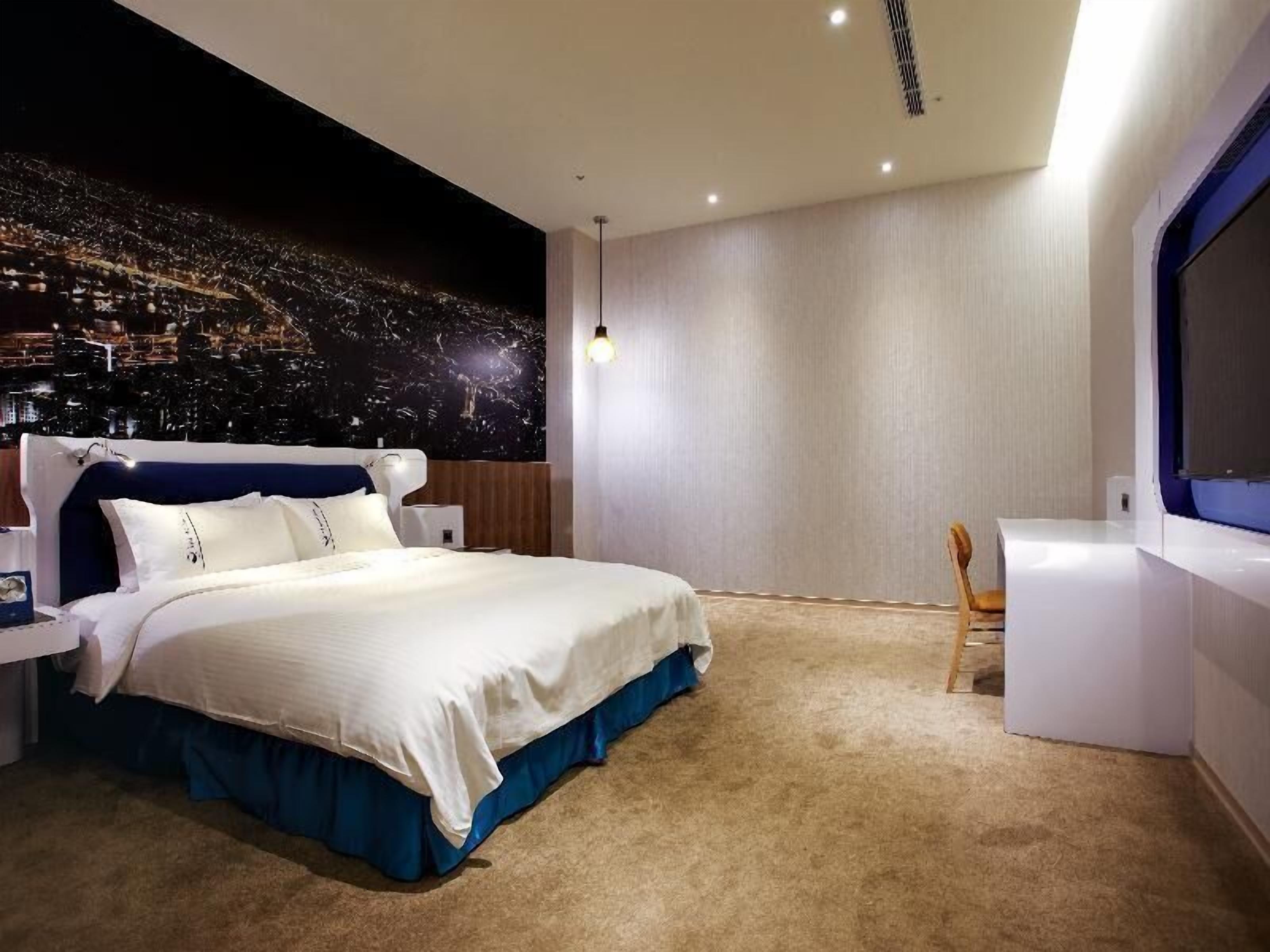 Down comforters, in-room safe, individually decorated, desk