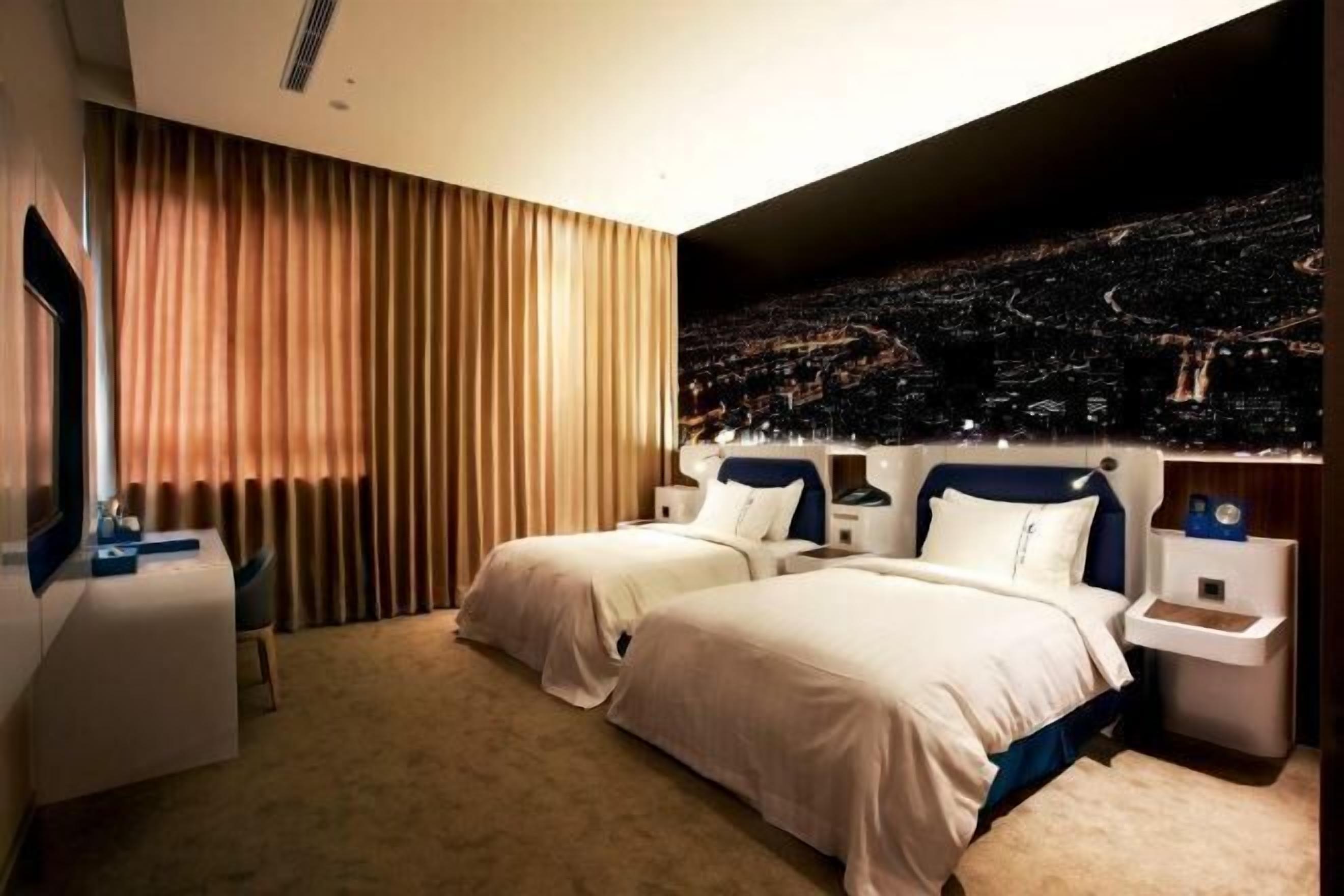 Edredons de pluma, cofres nos quartos, individualmente decorados