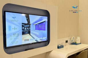 Cubrecamas y caja de seguridad en la habitación 