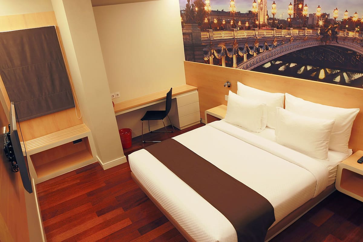 Superior Room, 1 Double Bed | In-room safe, desk, soundproofing