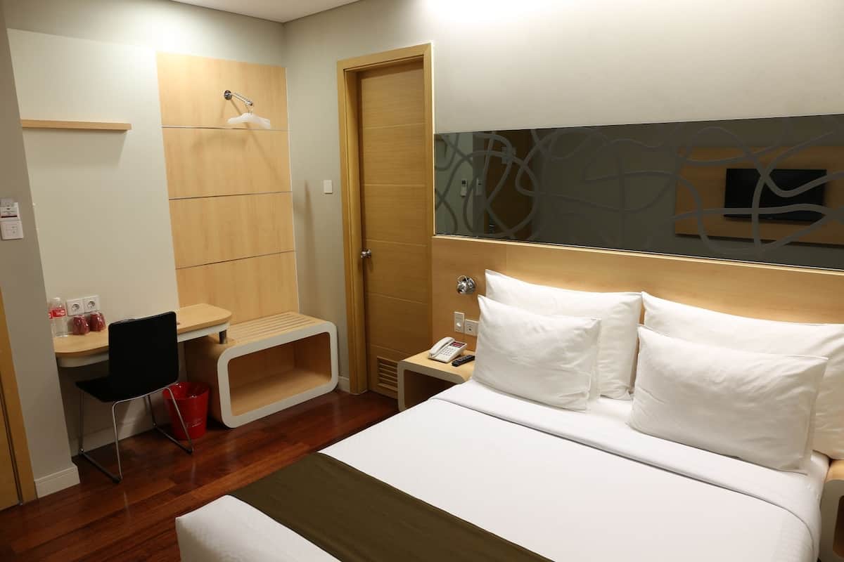 Deluxe Room | In-room safe, desk, soundproofing
