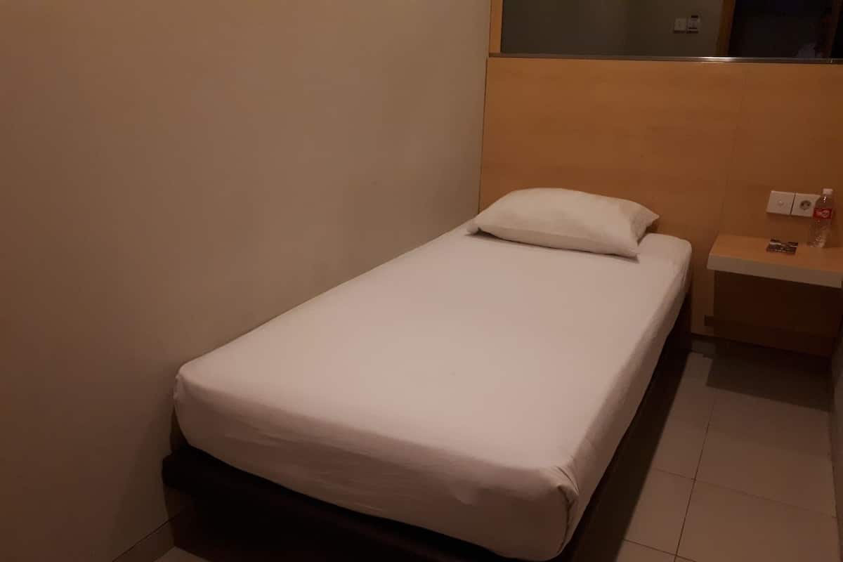 Cabin Room, Shared Bathroom with Fan | In-room safe, desk, soundproofing