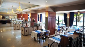 2 restaurants, serveren ontbijt, lunch, diner, Turkse gerechten