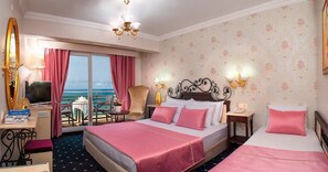 Luxe beddengoed, een minibar, een kluis op de kamer, een bureau