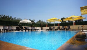 Una piscina al aire libre de temporada