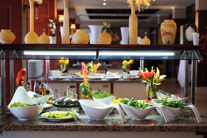 Free daily buffet breakfast - Gumuldur Mavi Deniz Otel (Menderes)