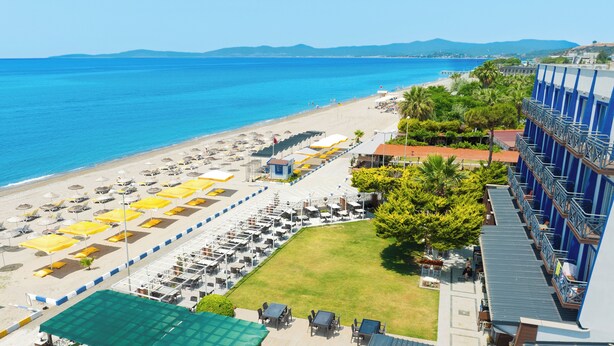 A beachside hotel with outdoor seating, a pool, and a view of the sea. - Gumuldur Mavi Deniz Otel (Menderes)