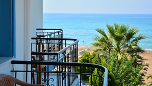 A balcony with a view of the sea and a beach. - Gumuldur Mavi Deniz Otel (Menderes)
