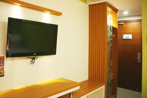 Desk, rollaway beds, free WiFi