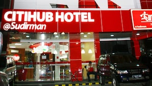 Front of property - evening/night - Life Hotel Sudirman Surabaya (Surabaya)