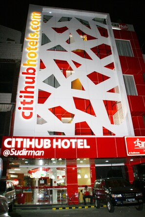 Fachada de la propiedad por la tarde o noche