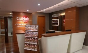 Reception - Citihub Hotel @Mayjend Sungkono, Surabaya (Surabaya)