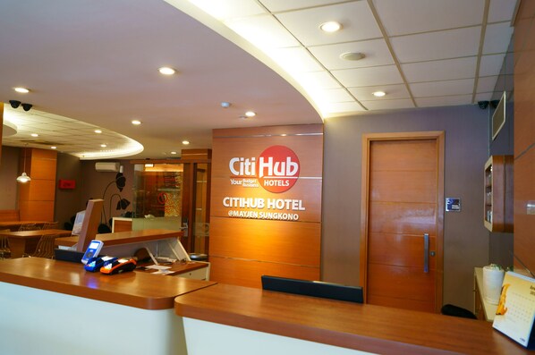 Reception - Citihub Hotel @Mayjend Sungkono, Surabaya (Surabaya)
