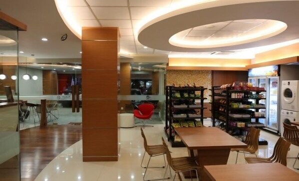 Restaurant - Citihub Hotel @Mayjend Sungkono, Surabaya (Surabaya)