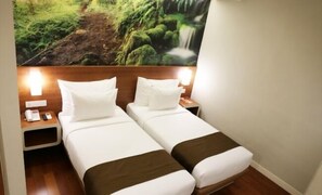 Desk, free WiFi - Citihub Hotel @Mayjend Sungkono, Surabaya (Surabaya)