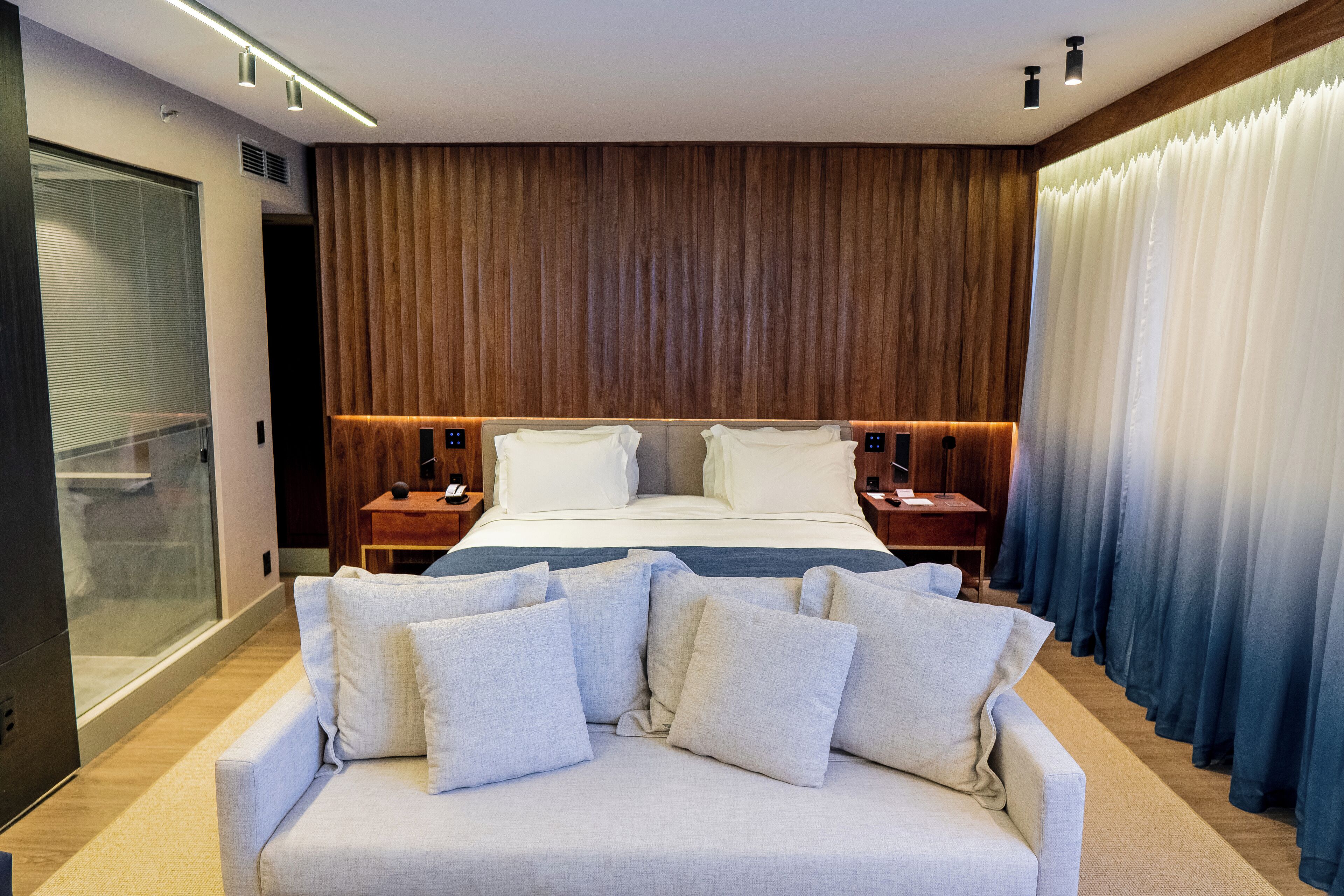 Suíte Royal King | Minibar, in-room safe, desk, laptop workspace