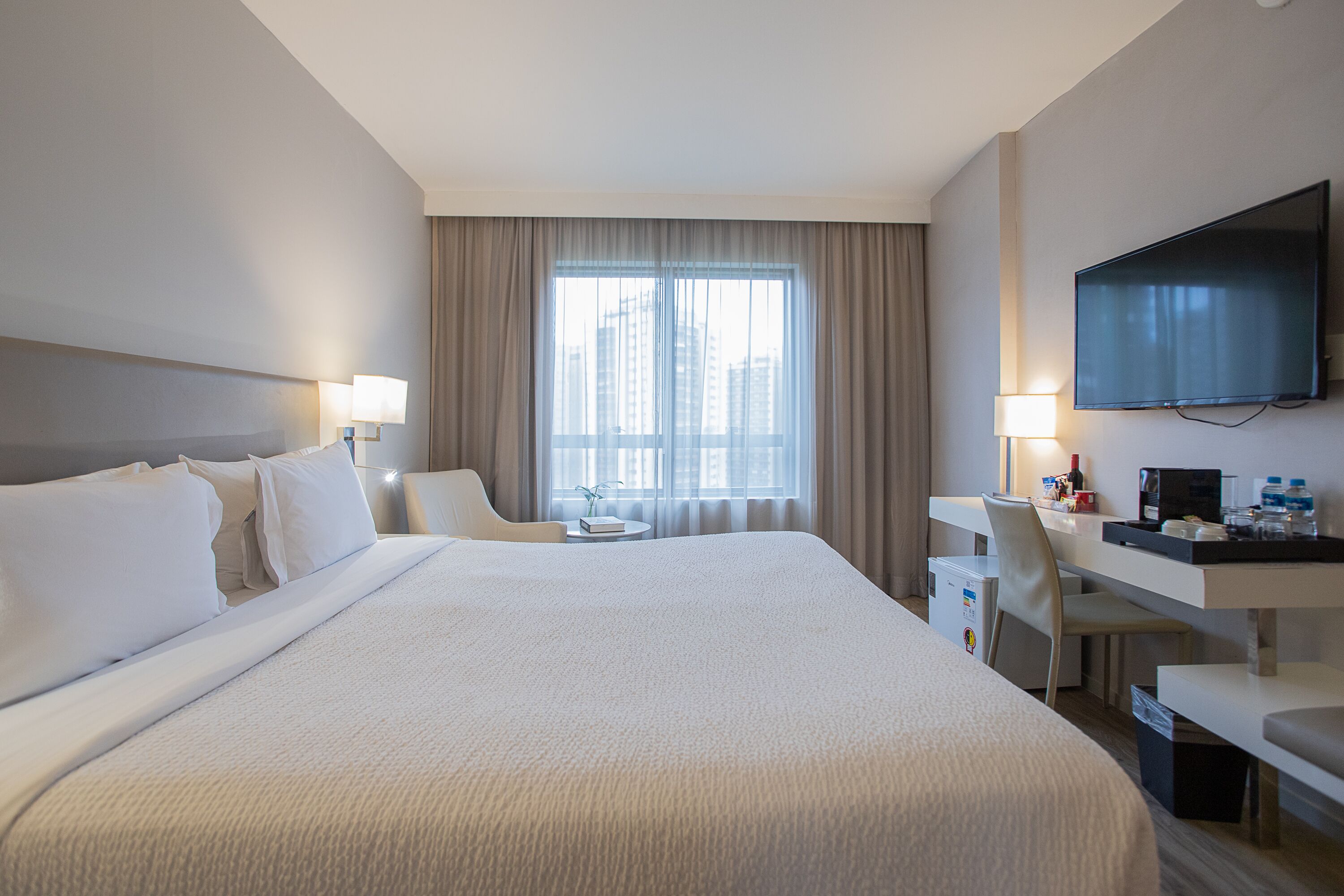 Business Class Queen Não Fumante | Minibar, in-room safe, desk, laptop workspace