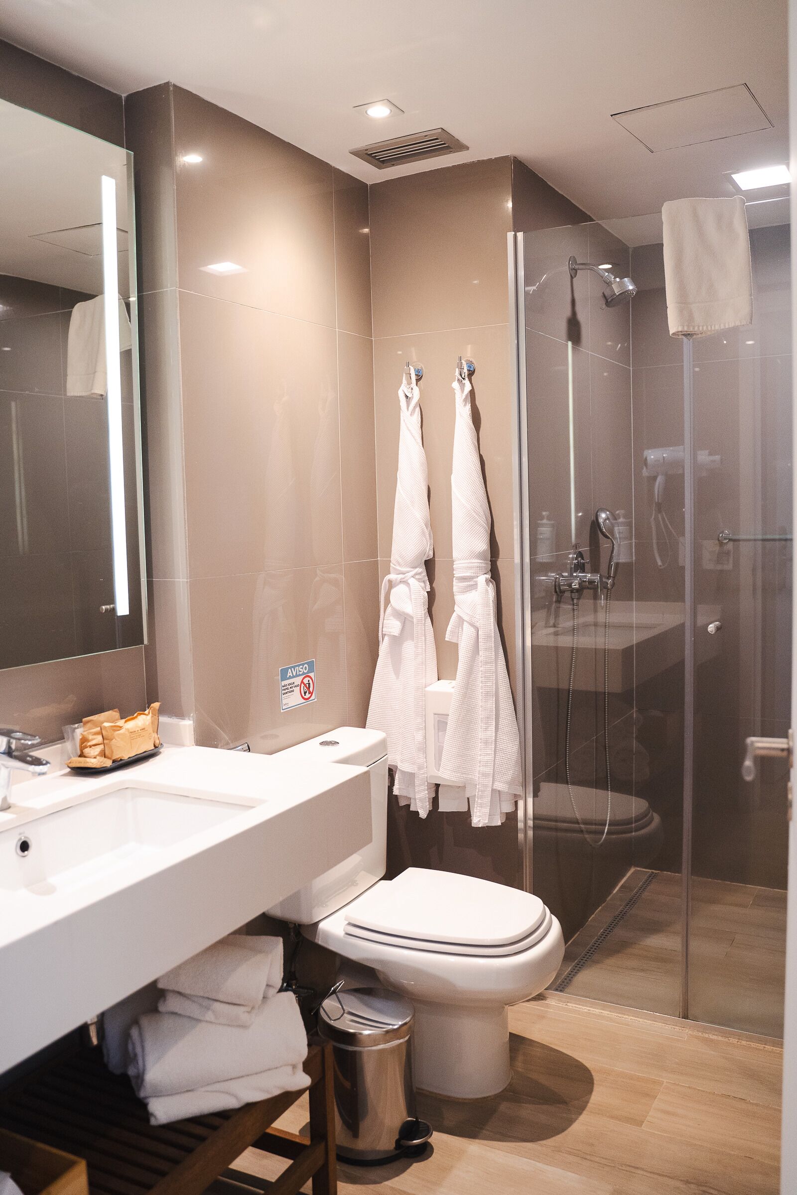 suíte executiva king | bathroom | free toiletries, hair dryer, towels
