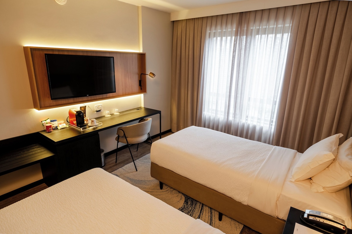 Habitació amb dos llits individuals empresarial | Minibar, caixa forta a l'habitació i escriptori 