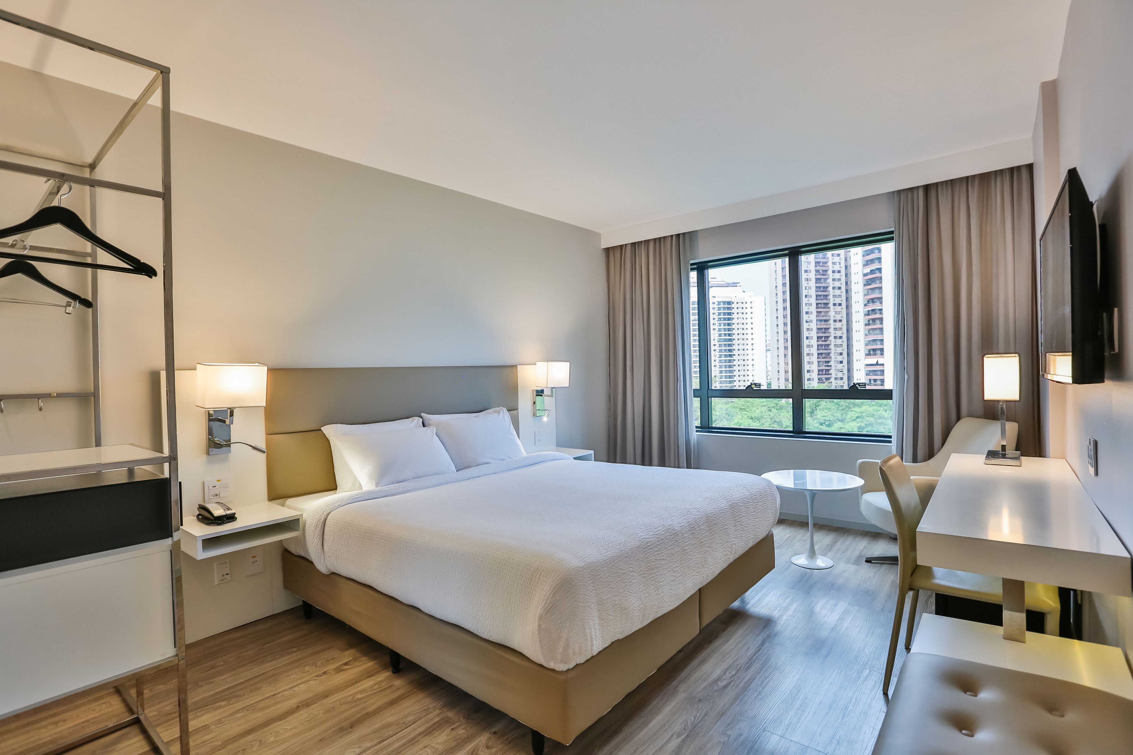 Frigobar, cofres nos quartos, escrivaninha