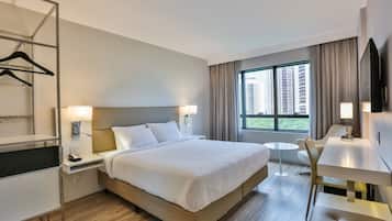 Frigobar, cofres nos quartos, escrivaninha