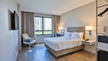 Frigobar, cofres nos quartos, escrivaninha