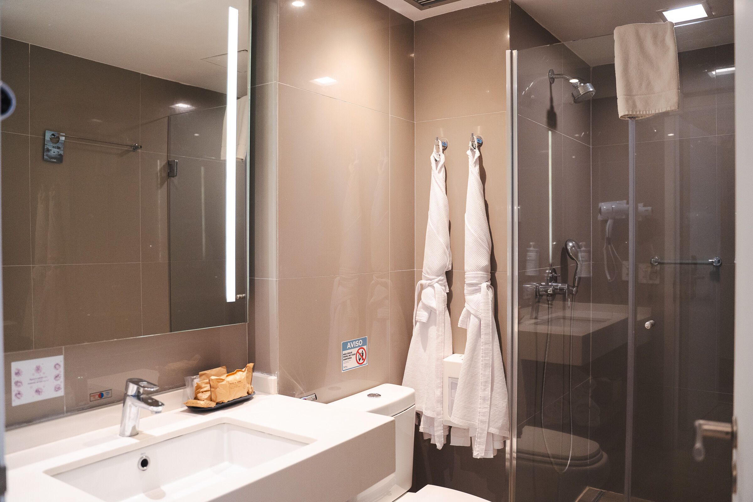 suíte executiva king | bathroom | free toiletries, hair dryer, towels