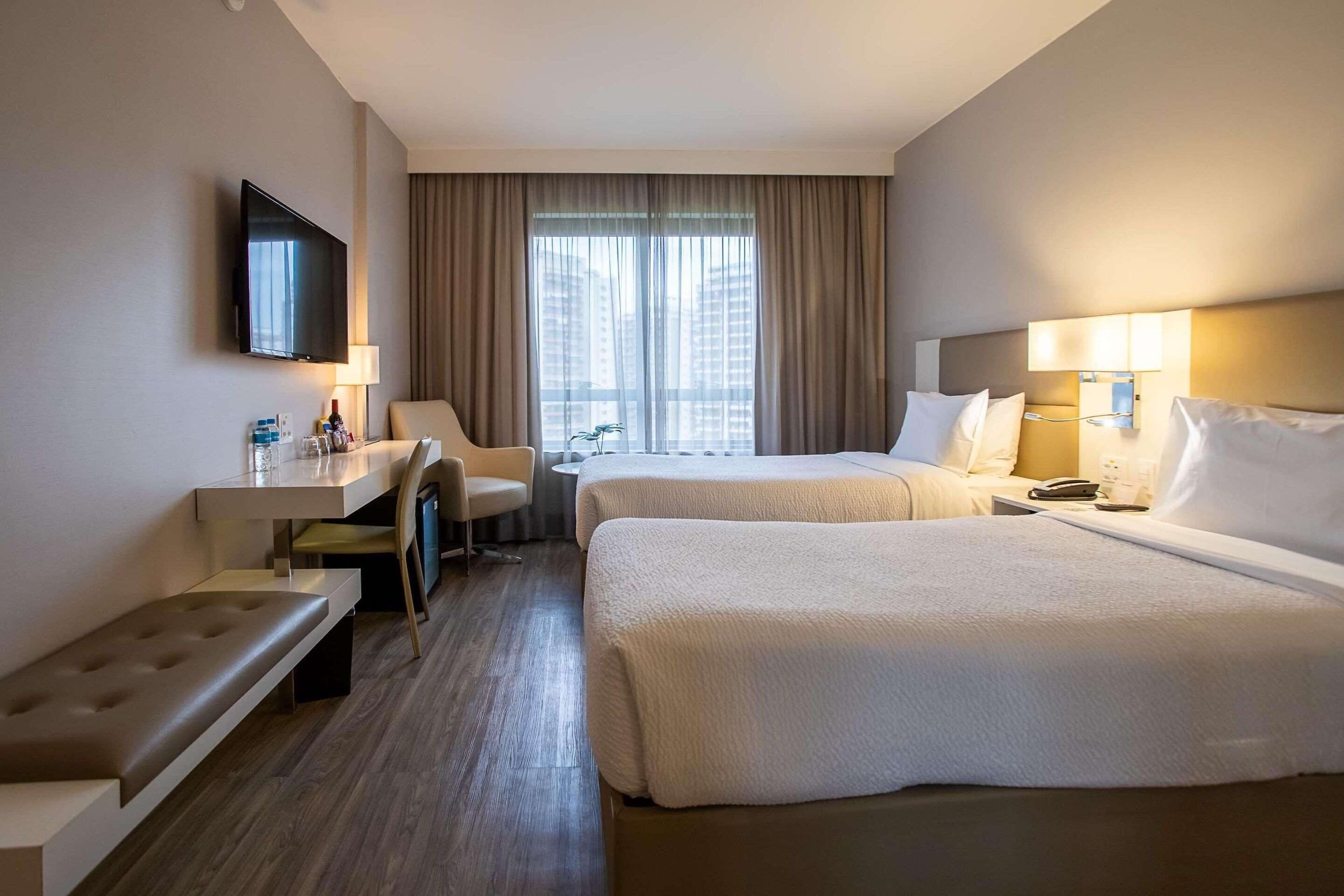 Quarto Superior Triplo Queen | Frigobar, cofres nos quartos, escrivaninha