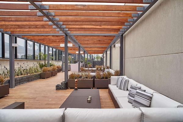 2 bár/társalgó, medence melletti bár