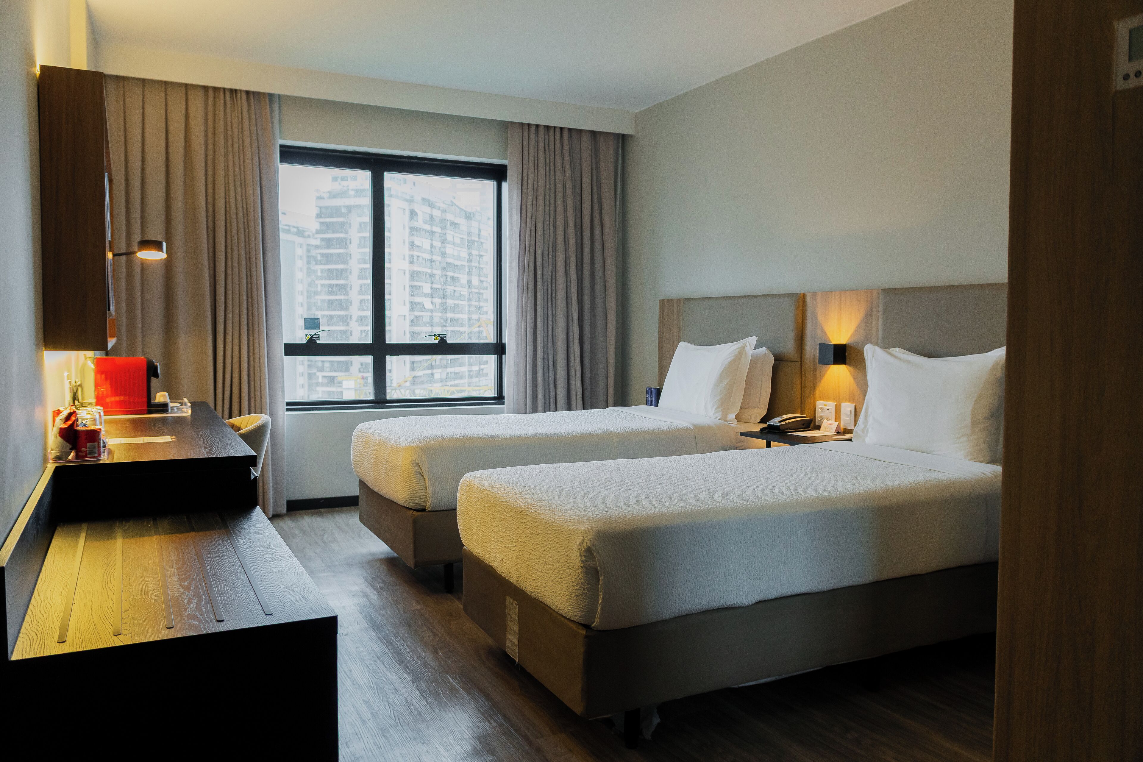 Business Class Twin | Minibar, in-room safe, desk, laptop workspace