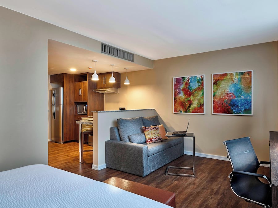 Een 43-inch ledtelevisie met digitale zenders en televisie