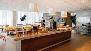 A modern kitchen with a central island, various appliances, and pendant lighting. - Residence Inn by Marriott Rio de Janeiro Barra da Tijuca (Rio de Janeiro)