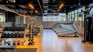 A gym with treadmills, dumbbells, kettlebells, and weight machines. - Residence Inn by Marriott Rio de Janeiro Barra da Tijuca (Rio de Janeiro)