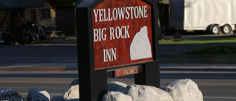 Schild des Yellowstone Big Rock Inn mit einem 'Ausgebuchtet'-Hinweis.