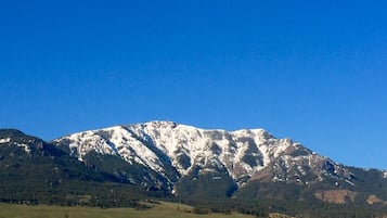 Chambre Standard, 2 grands lits, vue montagne | Vue sur les montagnes