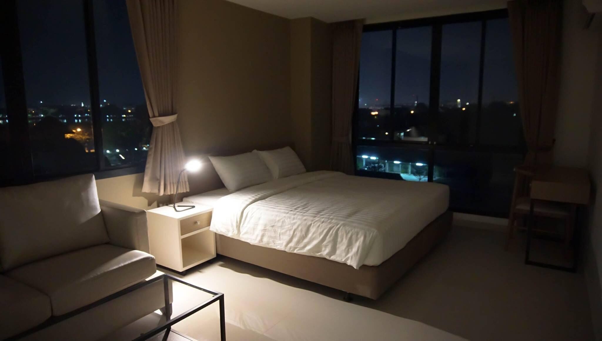 Skrivebord, skrivebord for bærbar PC, wi-fi (inkludert) og sengetøy