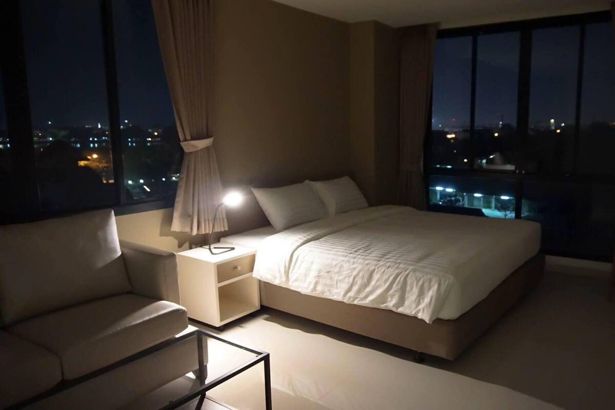 Skrivebord, skrivebord for bærbar PC, wi-fi (inkludert) og sengetøy